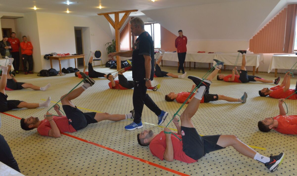 Cantonament la han » Mirel Rădoi își începe cariera de antrenor cu doar 11 jucători în lot