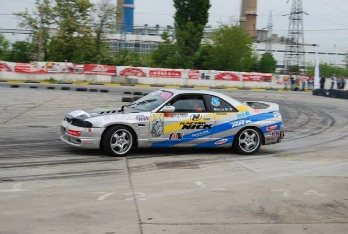 Confruntarea celor 3.300 de cai putere » Maeştrii driftului se duelează într-un eveniment inedit