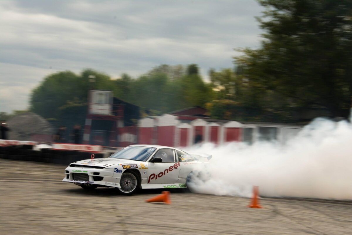 Confruntarea celor 3.300 de cai putere » Maeştrii driftului se duelează într-un eveniment inedit