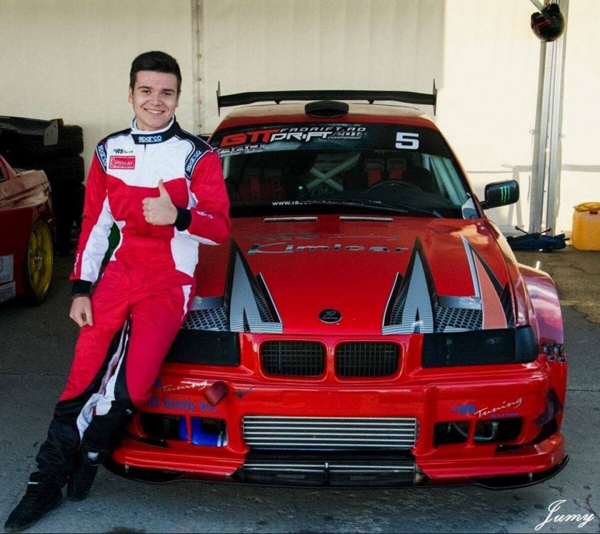 Confruntarea celor 3.300 de cai putere » Maeştrii driftului se duelează într-un eveniment inedit