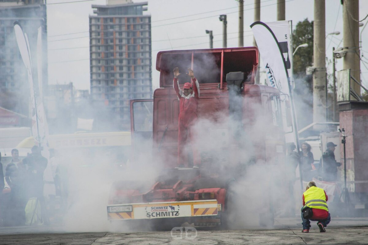 Confruntarea celor 3.300 de cai putere » Maeştrii driftului se duelează într-un eveniment inedit