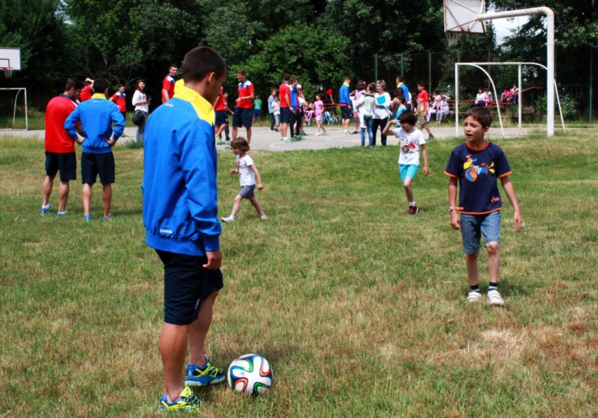 FOTO Naţionala U21 alături de puștii din comunitatea "SOS Satele Copiilor" » "Tricolorii" s-au jucat cu cei mici