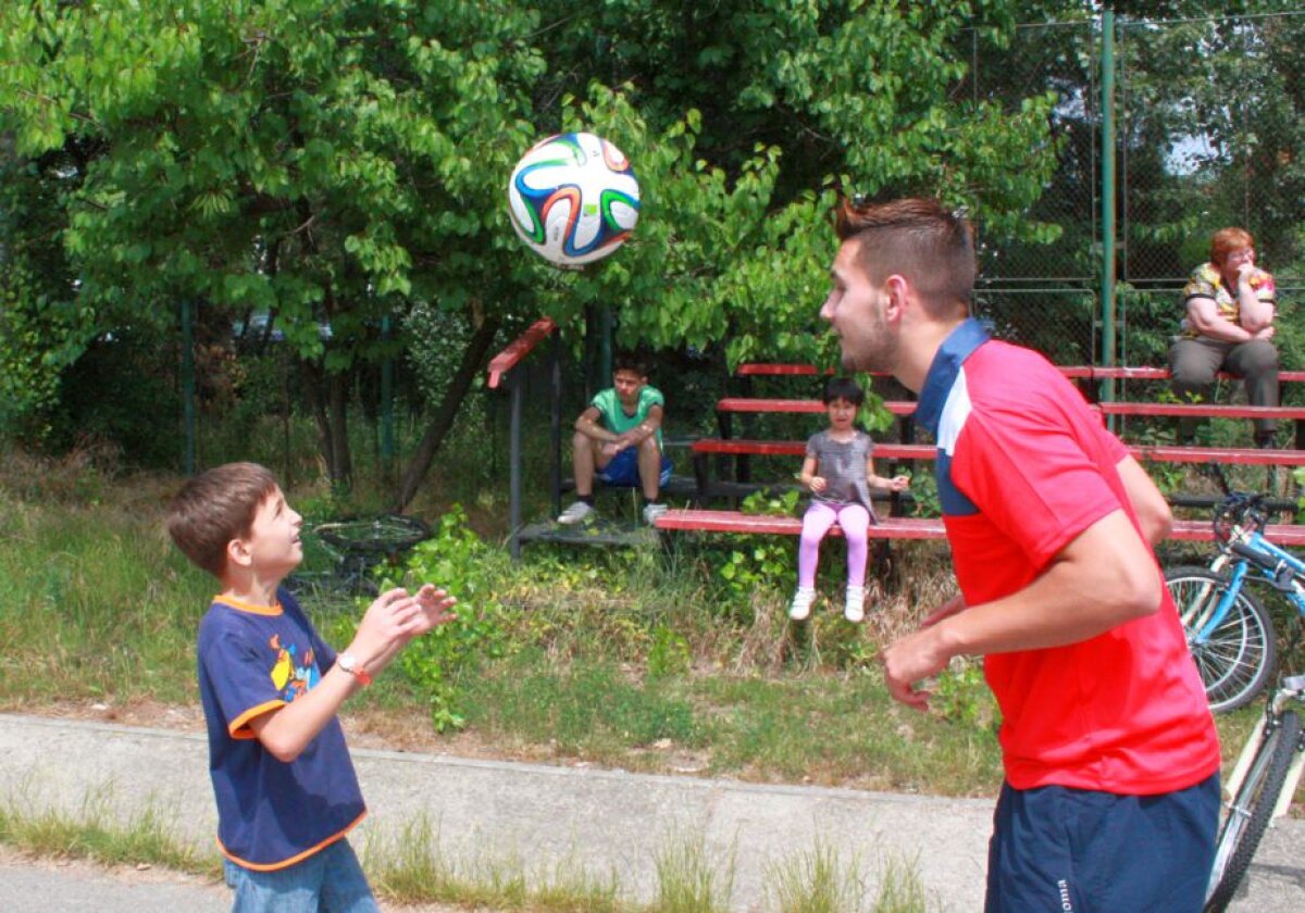 FOTO Naţionala U21 alături de puștii din comunitatea "SOS Satele Copiilor" » "Tricolorii" s-au jucat cu cei mici