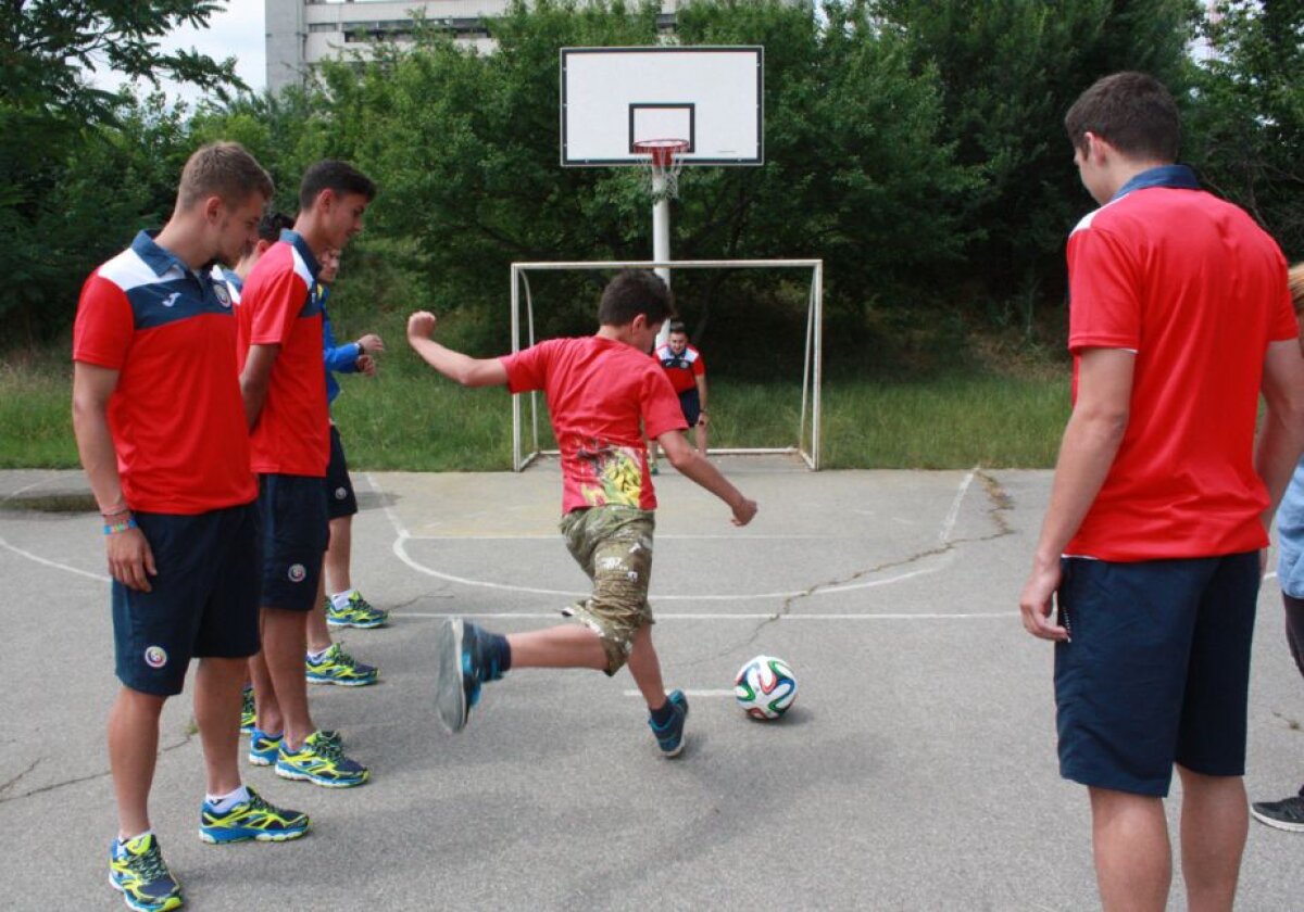 FOTO Naţionala U21 alături de puștii din comunitatea "SOS Satele Copiilor" » "Tricolorii" s-au jucat cu cei mici