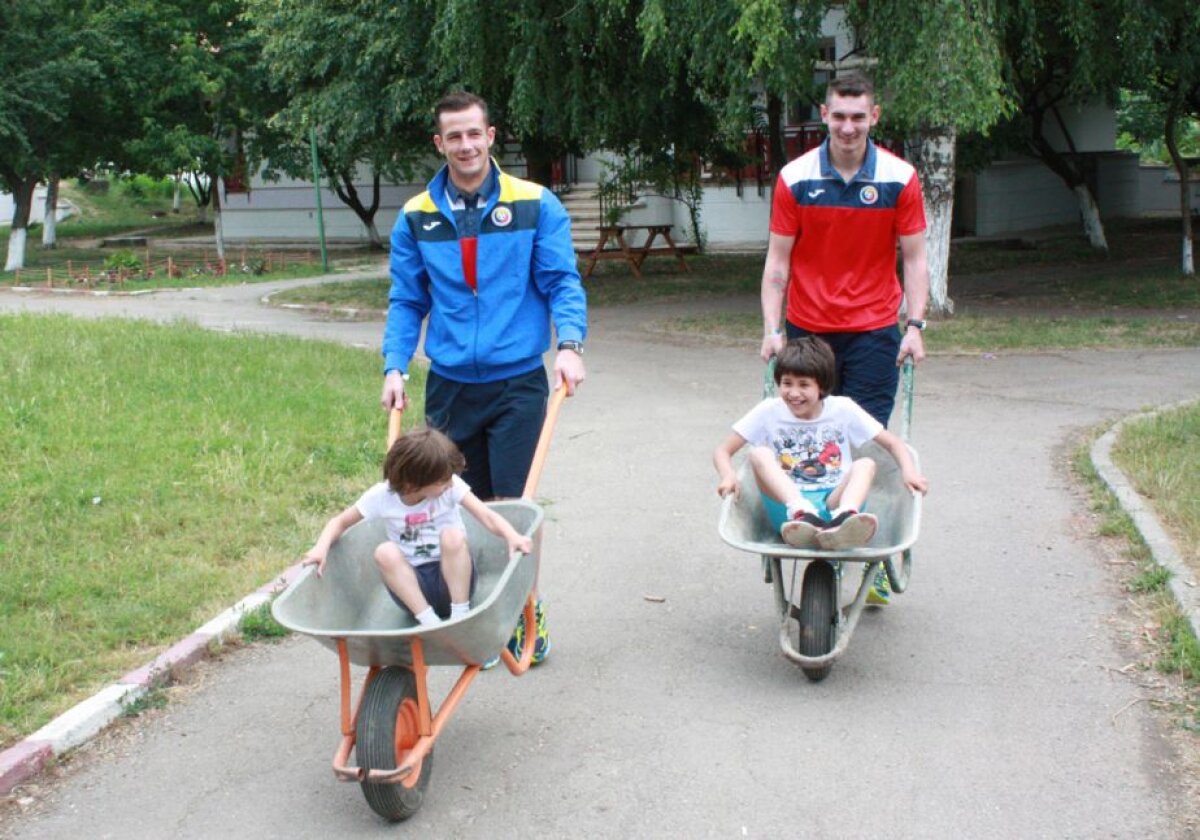 FOTO Naţionala U21 alături de puștii din comunitatea "SOS Satele Copiilor" » "Tricolorii" s-au jucat cu cei mici