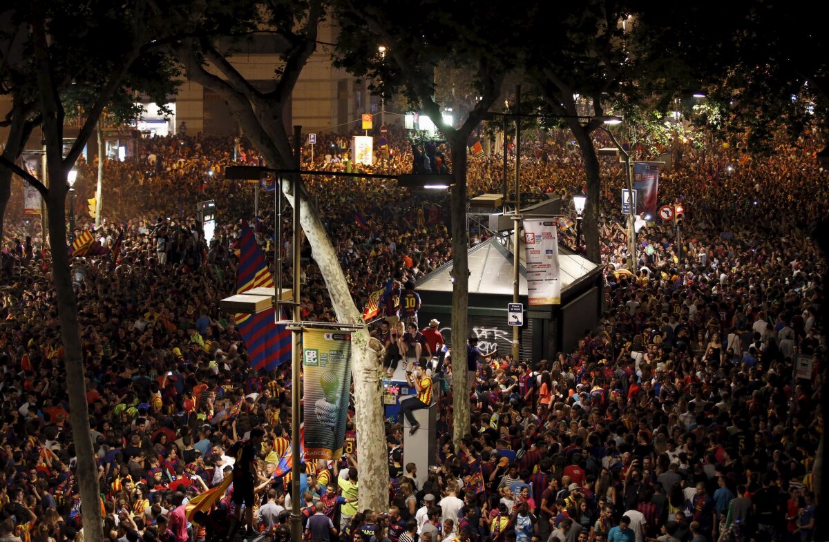 FOTO+VIDEO Spectacol pe străzile Barcelonei, după tripla magică a catalanilor