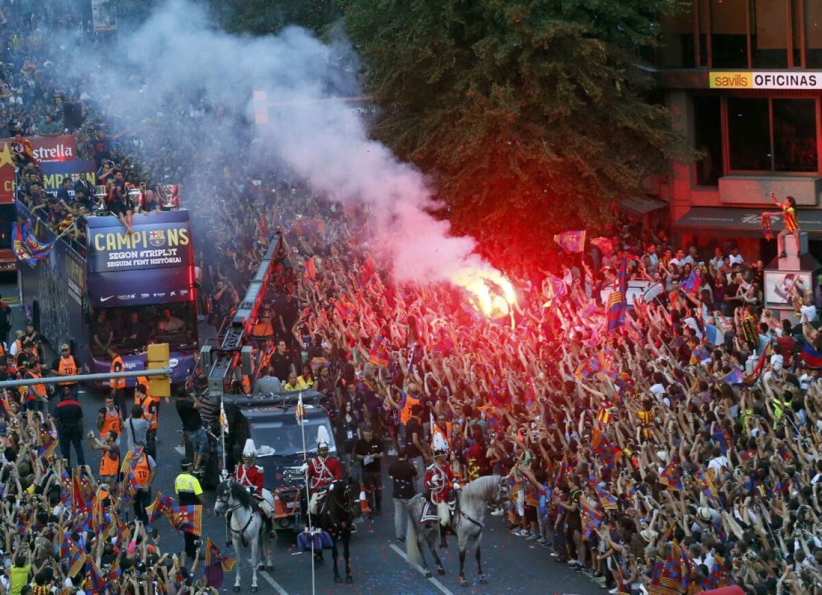 VIDEO și FOTO Parada campionilor » Barcelona și-a prezentat trofeele în fața fanilor, într-o plimbare prin oraș