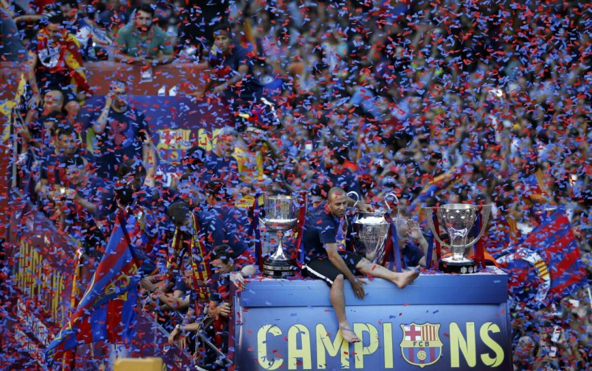 VIDEO și FOTO Parada campionilor » Barcelona și-a prezentat trofeele în fața fanilor, într-o plimbare prin oraș