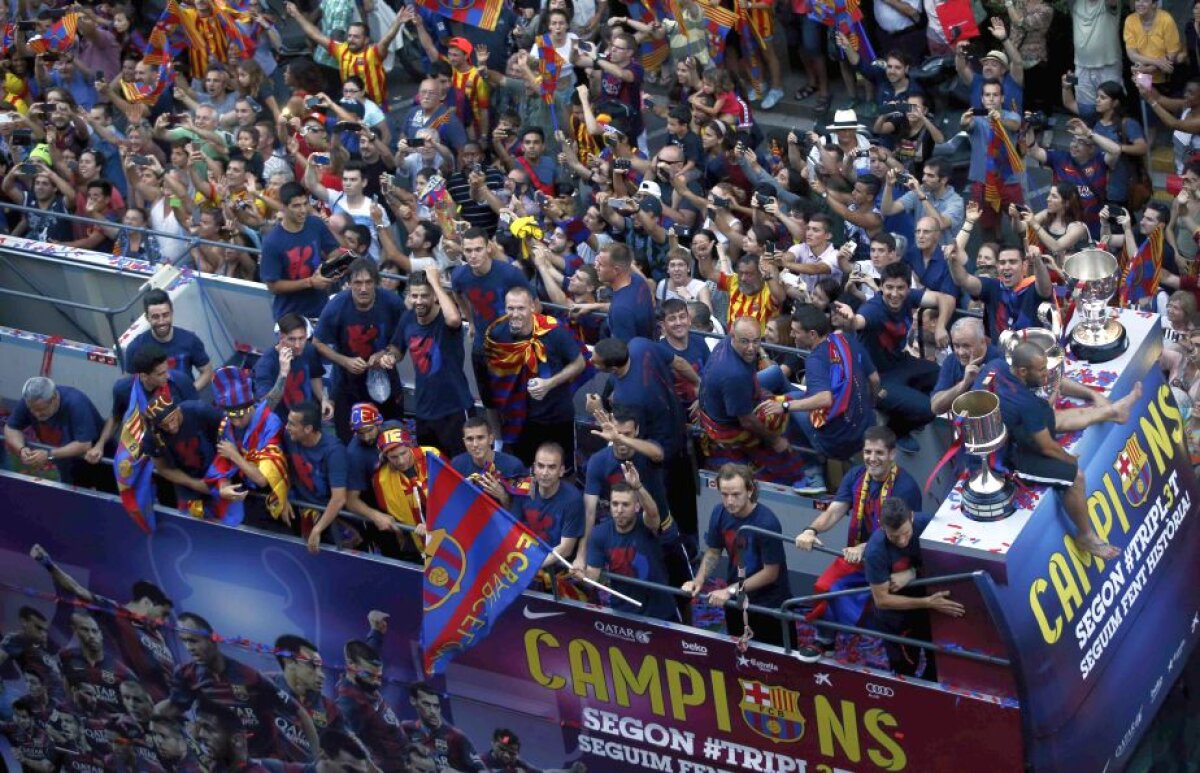 VIDEO și FOTO Parada campionilor » Barcelona și-a prezentat trofeele în fața fanilor, într-o plimbare prin oraș