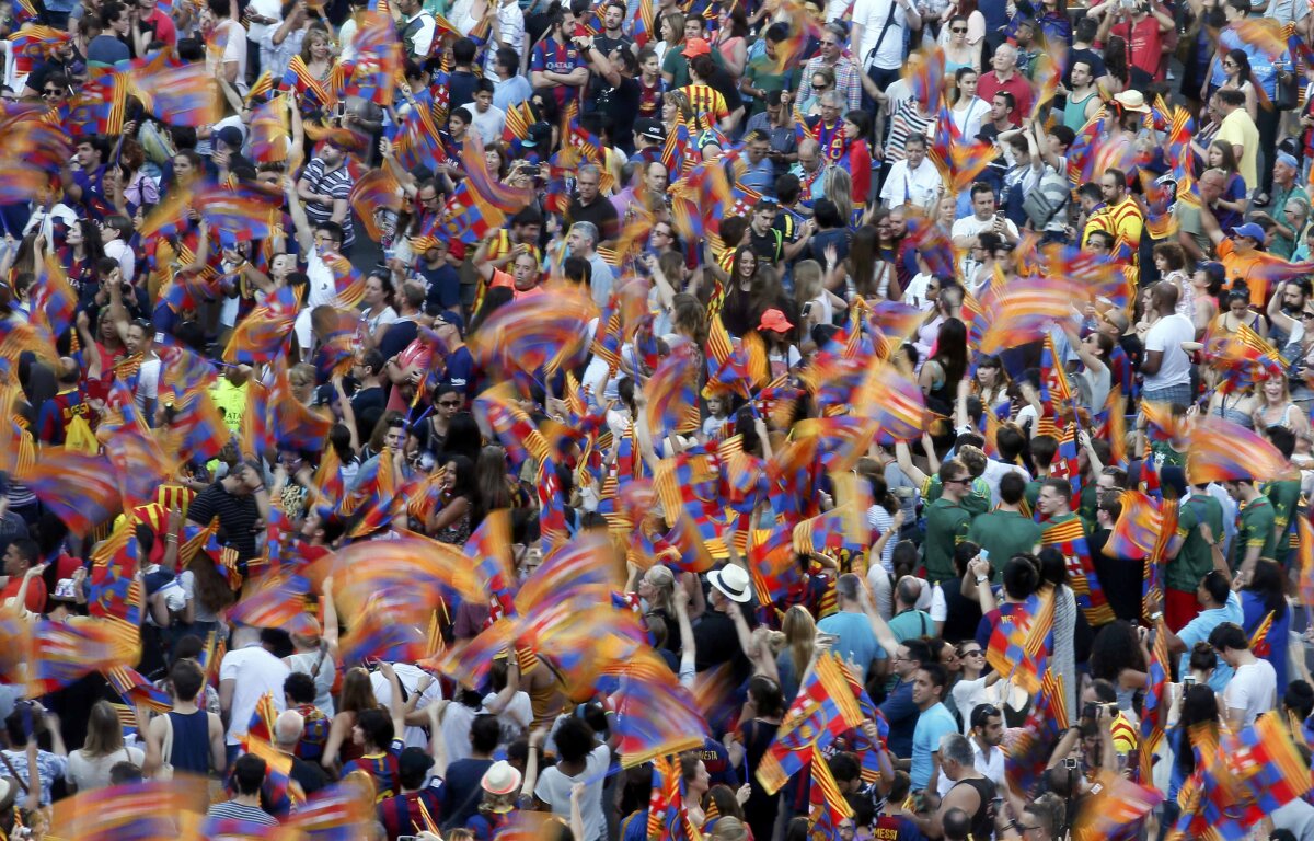 VIDEO și FOTO Parada campionilor » Barcelona și-a prezentat trofeele în fața fanilor, într-o plimbare prin oraș