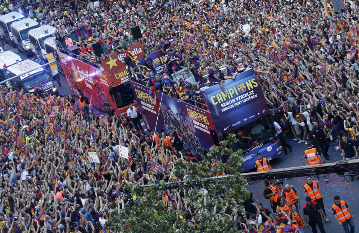 McDrive-ul fericirii » Neymar, Suarez şi Messi au făcut show în autocarul cu etaj al campionilor Barcelonei