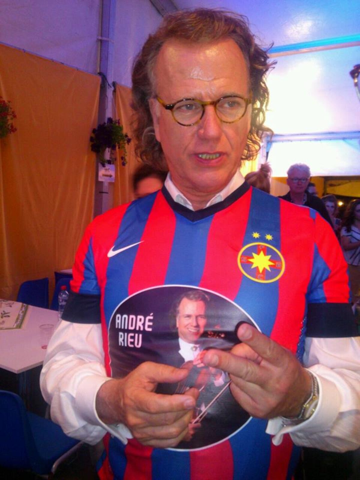 FOTO Andre Rieu a primit un cadou din partea Stelei! Sfatul pe care îl dă roș-albaștrilor: "Așa deveniți campioni mondiali"