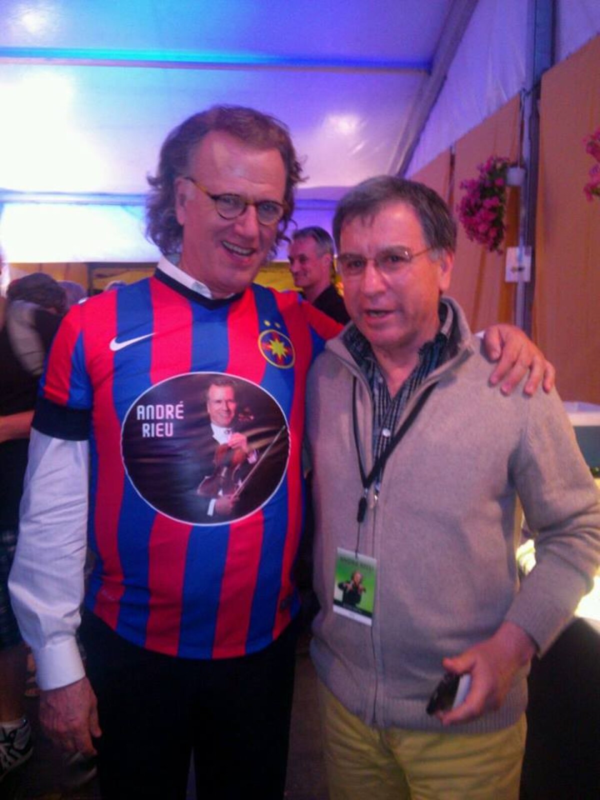 FOTO Andre Rieu a primit un cadou din partea Stelei! Sfatul pe care îl dă roș-albaștrilor: "Așa deveniți campioni mondiali"