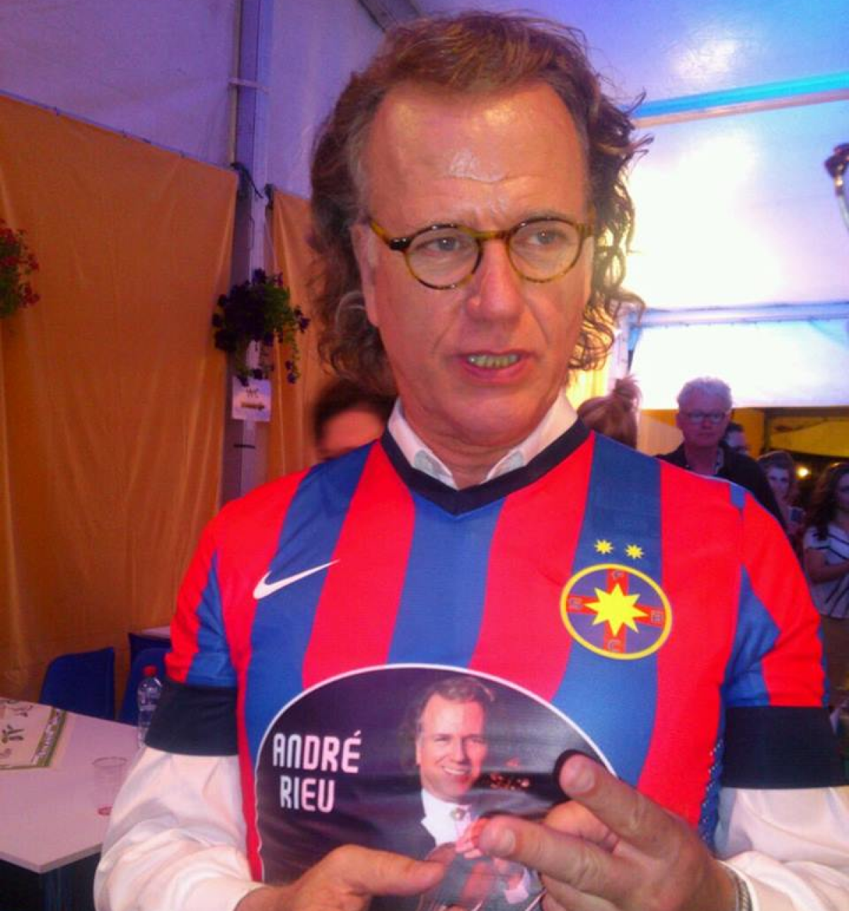FOTO Andre Rieu a primit un cadou din partea Stelei! Sfatul pe care îl dă roș-albaștrilor: "Așa deveniți campioni mondiali"