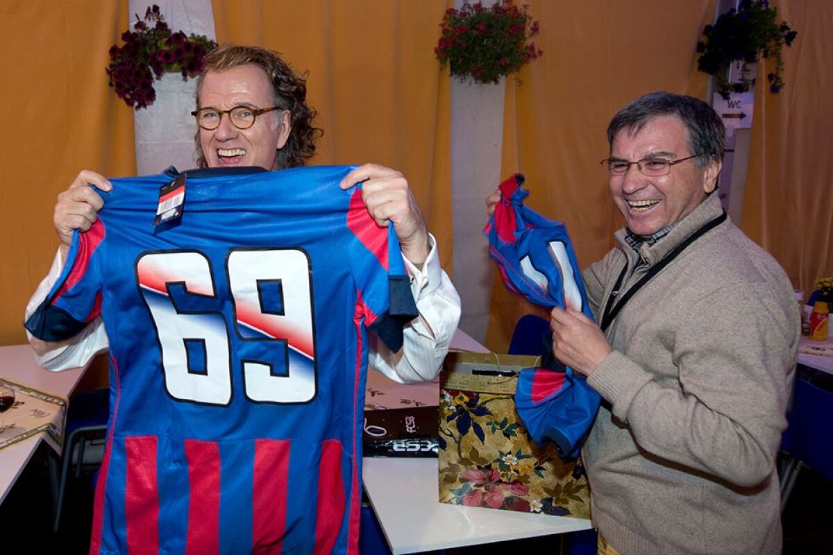 FOTO Andre Rieu a primit un cadou din partea Stelei! Sfatul pe care îl dă roș-albaștrilor: "Așa deveniți campioni mondiali"