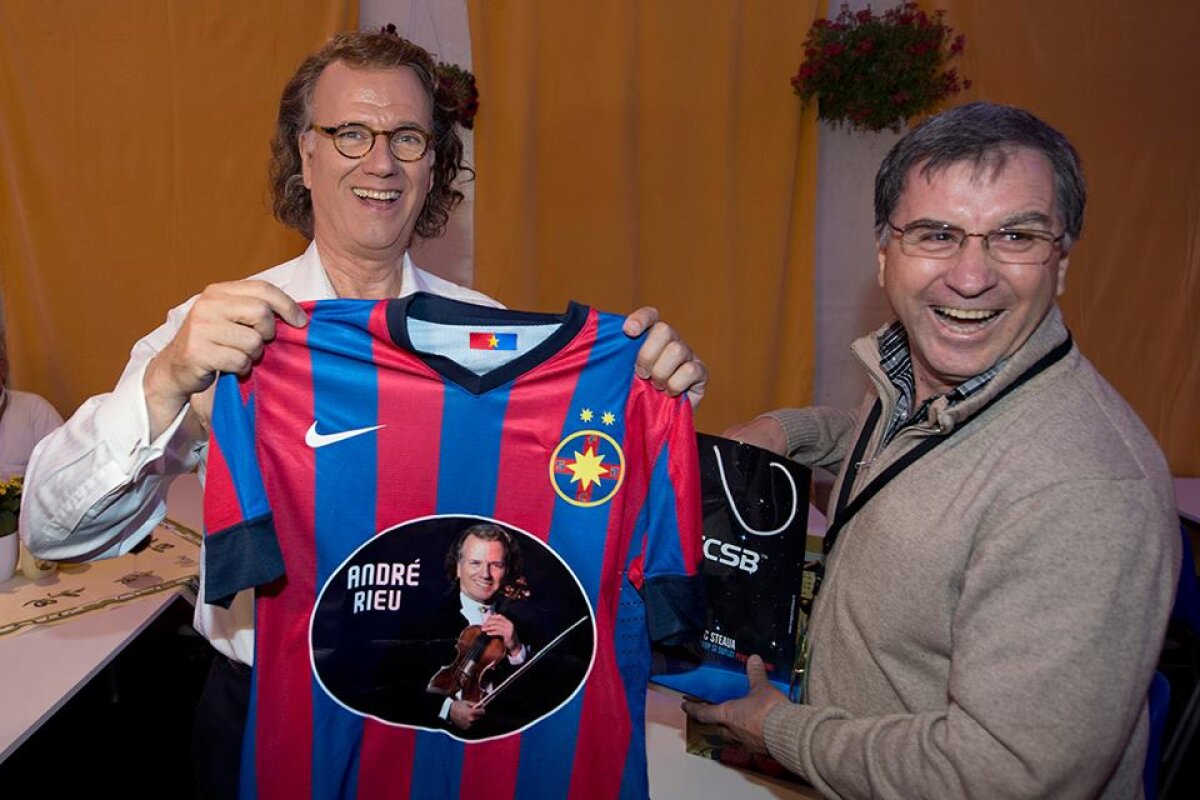 FOTO Andre Rieu a primit un cadou din partea Stelei! Sfatul pe care îl dă roș-albaștrilor: "Așa deveniți campioni mondiali"