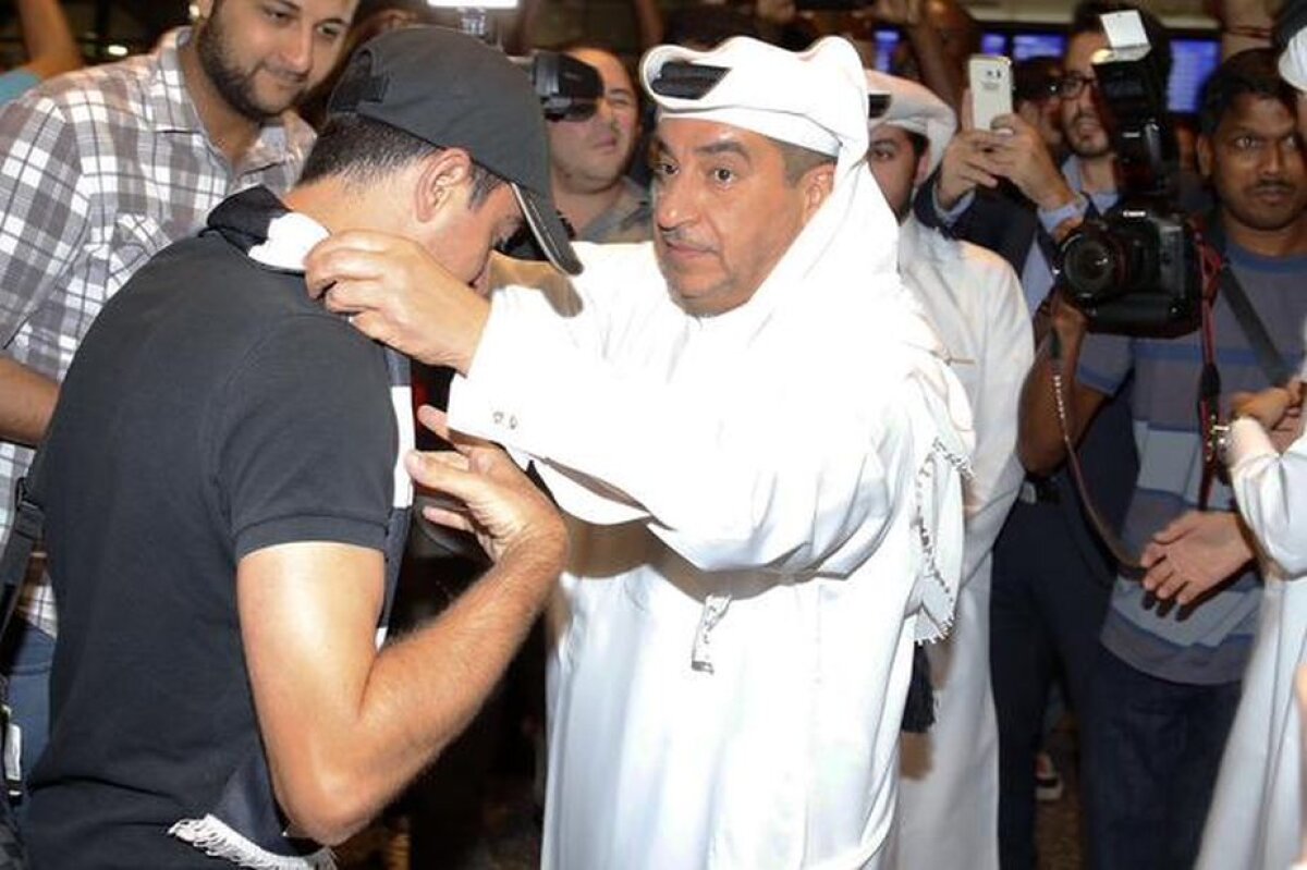 FOTO+VIDEO Campionul a ajuns în Doha » Xavi a fost primit de zeci de fani şi va fi prezentat azi