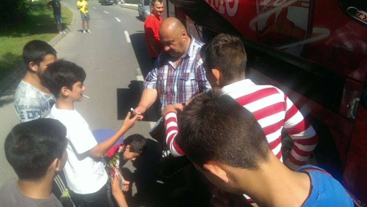 FOTO Voie bună și relaxare în cantonamentul "cîinilor" » Cîțiva puști au reușit să oprească autocarul lui Dinamo 