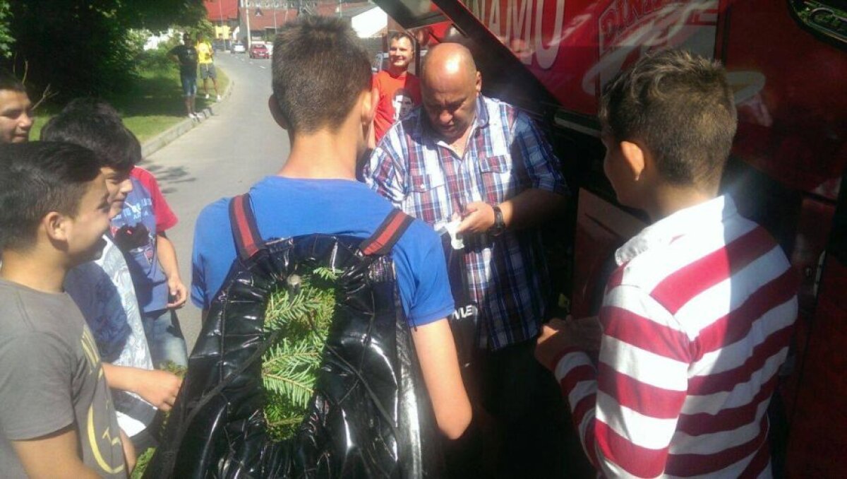 FOTO Voie bună și relaxare în cantonamentul "cîinilor" » Cîțiva puști au reușit să oprească autocarul lui Dinamo 