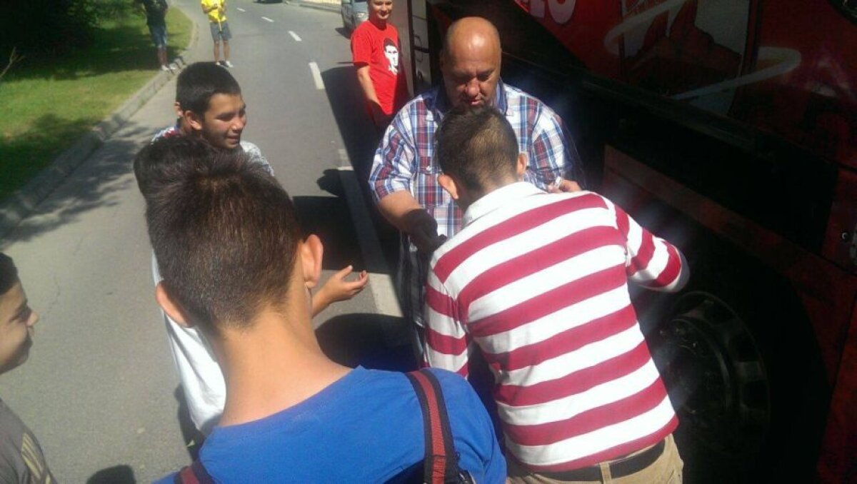 FOTO Voie bună și relaxare în cantonamentul "cîinilor" » Cîțiva puști au reușit să oprească autocarul lui Dinamo 