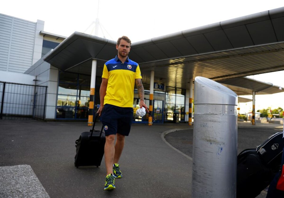 GALERIE FOTO Naţionala României a ajuns la Belfast cu 25 de minute întîrziere » Cum i-a fentat Iordănescu pe fani la aeroport