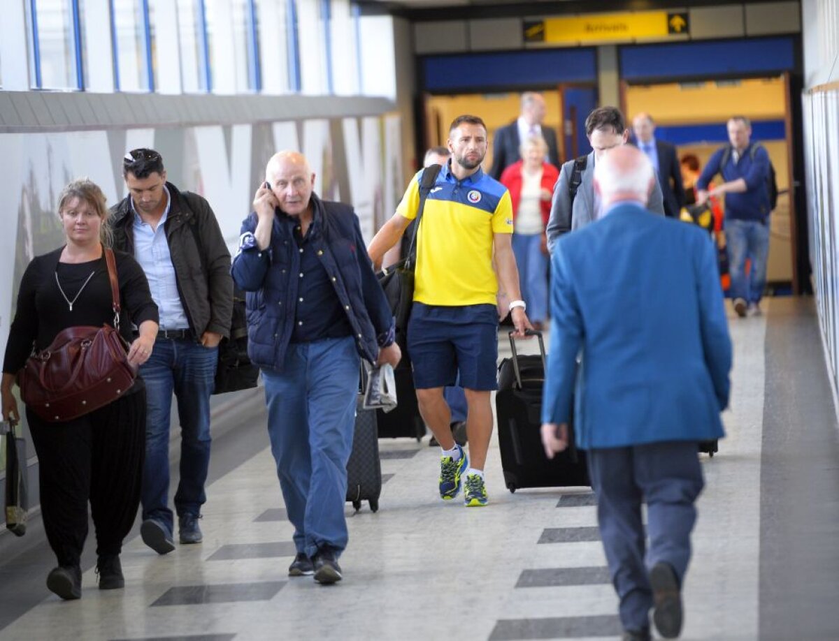GALERIE FOTO Naţionala României a ajuns la Belfast cu 25 de minute întîrziere » Cum i-a fentat Iordănescu pe fani la aeroport