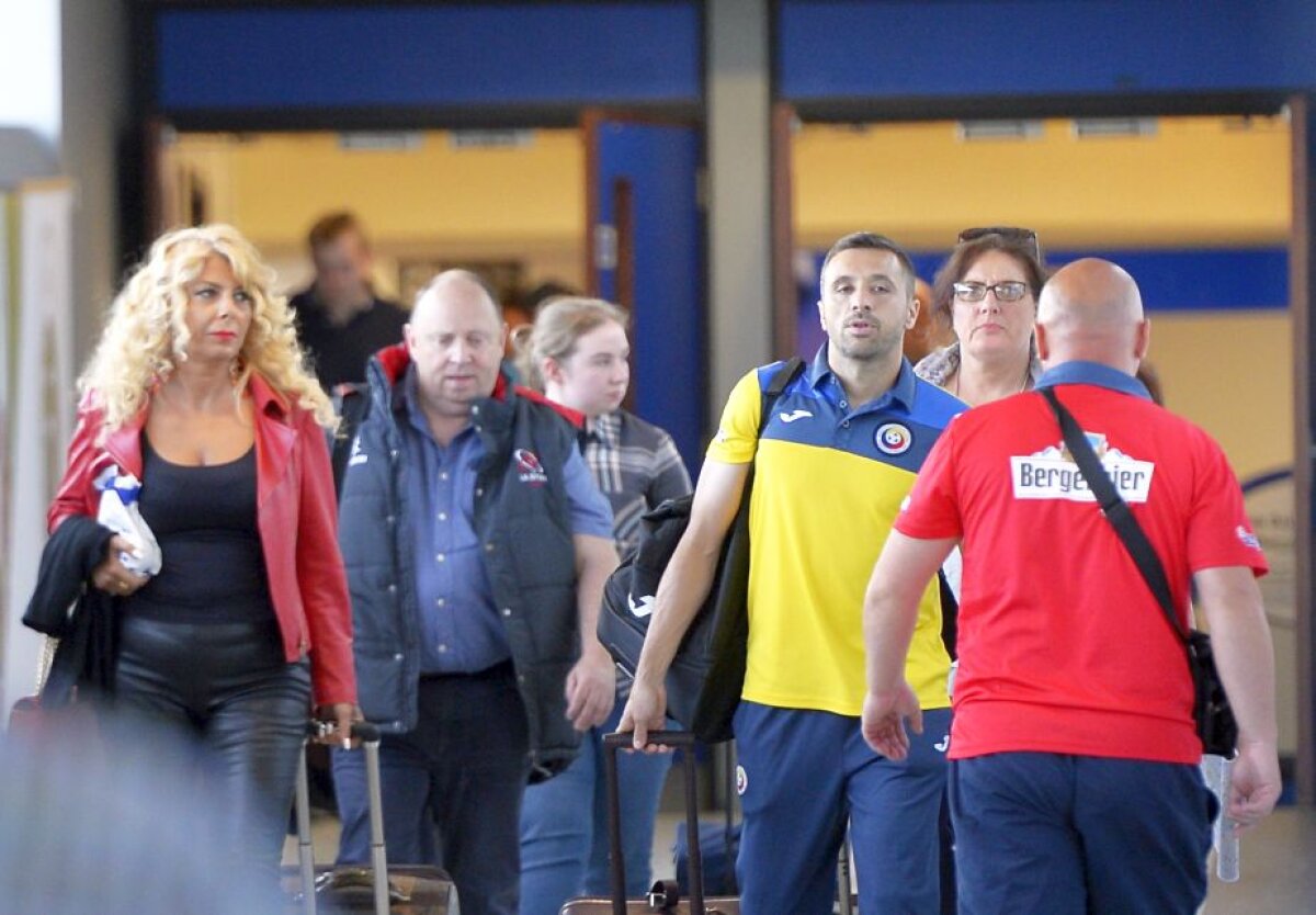GALERIE FOTO Naţionala României a ajuns la Belfast cu 25 de minute întîrziere » Cum i-a fentat Iordănescu pe fani la aeroport