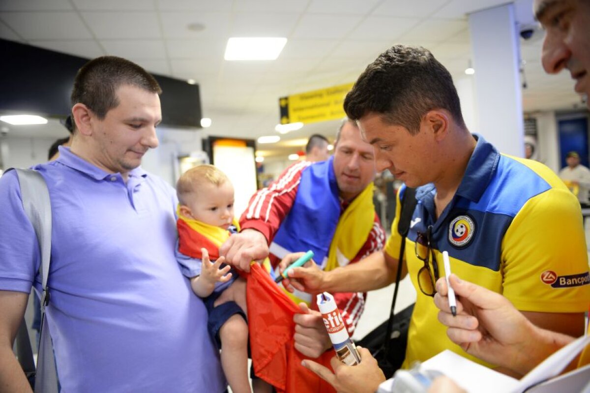 GALERIE FOTO Naţionala României a ajuns la Belfast cu 25 de minute întîrziere » Cum i-a fentat Iordănescu pe fani la aeroport