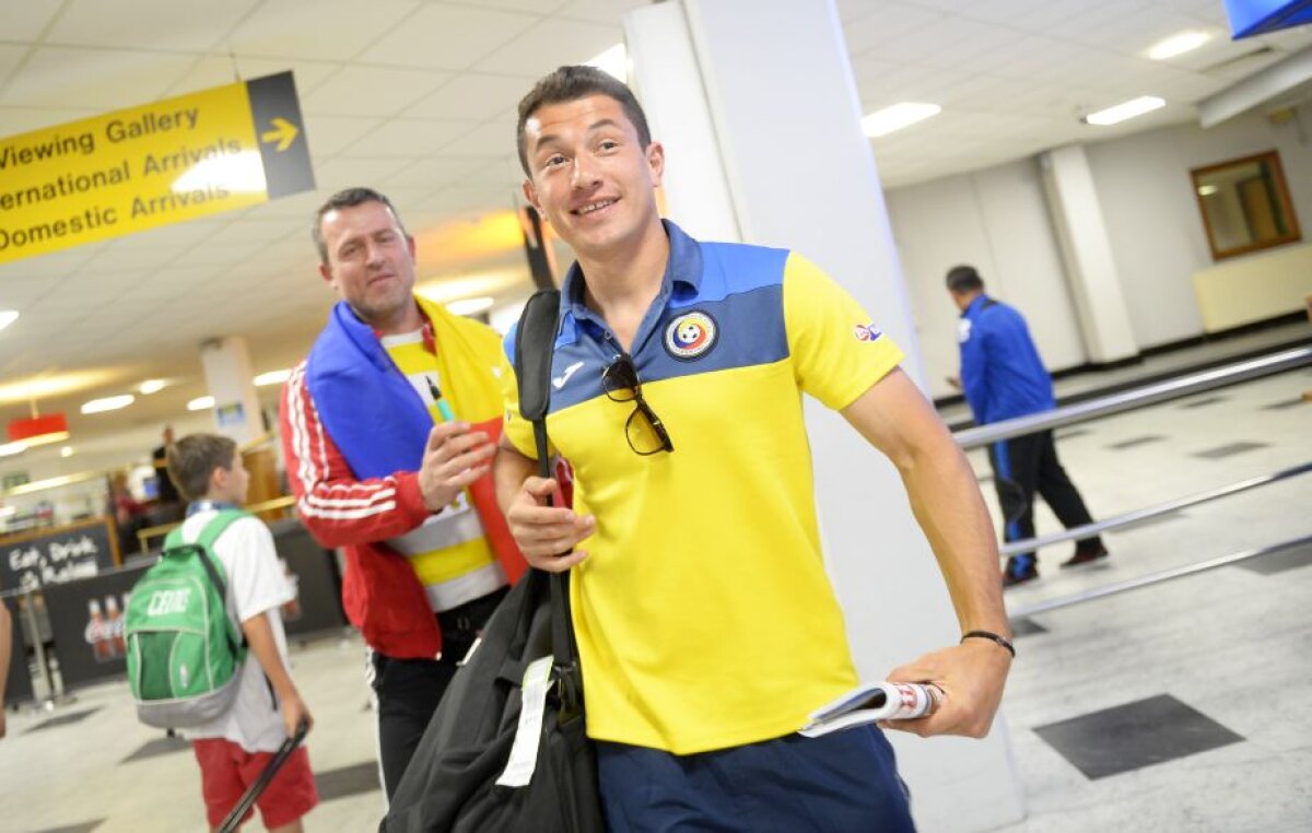 GALERIE FOTO Naţionala României a ajuns la Belfast cu 25 de minute întîrziere » Cum i-a fentat Iordănescu pe fani la aeroport