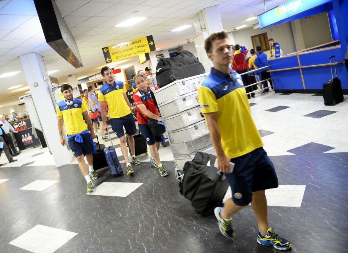 GALERIE FOTO Naţionala României a ajuns la Belfast cu 25 de minute întîrziere » Cum i-a fentat Iordănescu pe fani la aeroport