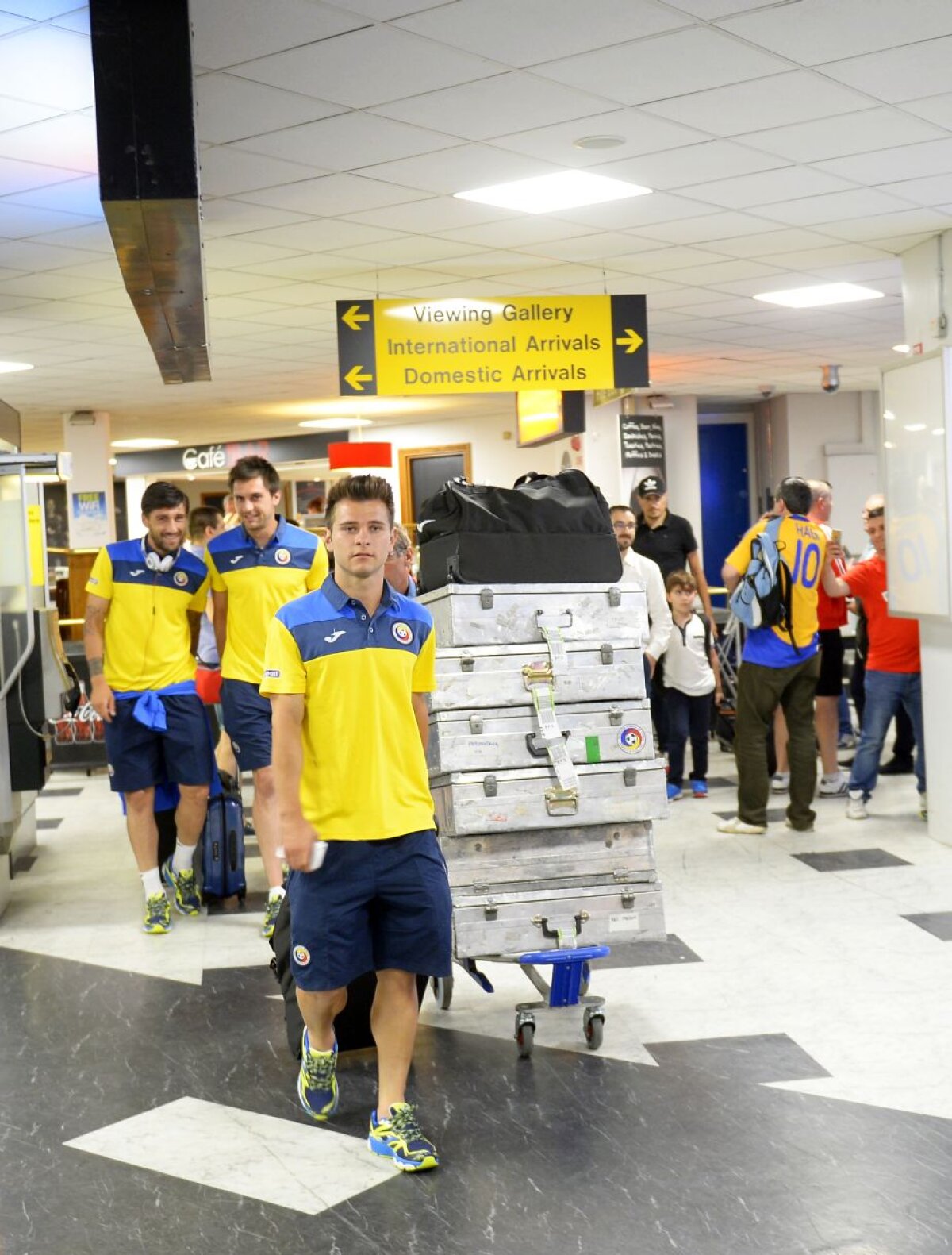 GALERIE FOTO Naţionala României a ajuns la Belfast cu 25 de minute întîrziere » Cum i-a fentat Iordănescu pe fani la aeroport