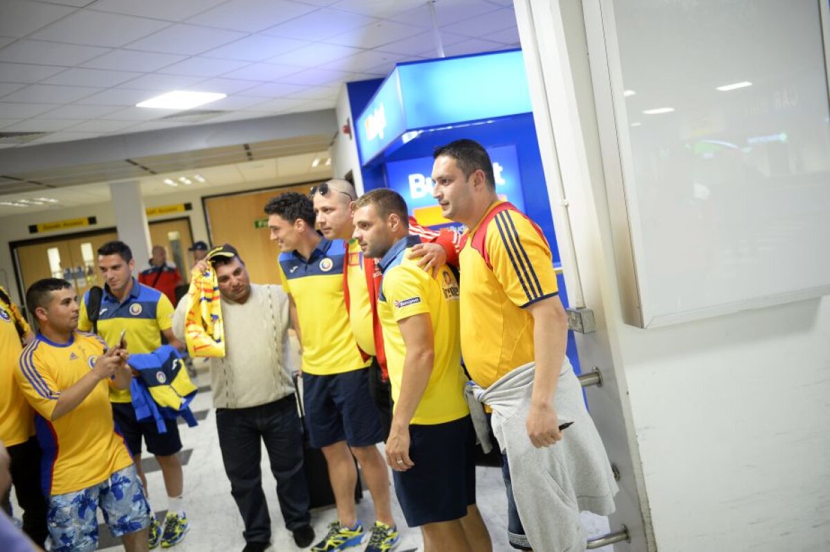 GALERIE FOTO Naţionala României a ajuns la Belfast cu 25 de minute întîrziere » Cum i-a fentat Iordănescu pe fani la aeroport