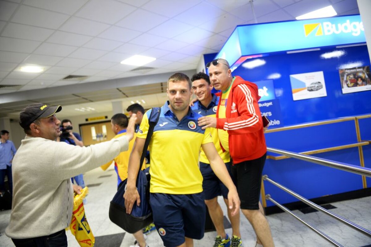 GALERIE FOTO Naţionala României a ajuns la Belfast cu 25 de minute întîrziere » Cum i-a fentat Iordănescu pe fani la aeroport