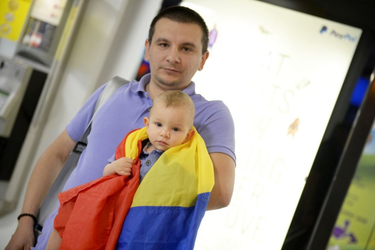 GALERIE FOTO Naţionala României a ajuns la Belfast cu 25 de minute întîrziere » Cum i-a fentat Iordănescu pe fani la aeroport