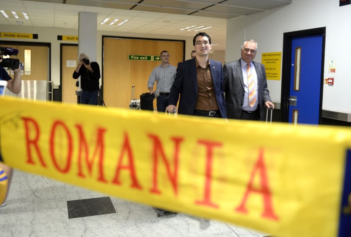 GALERIE FOTO Naţionala României a ajuns la Belfast cu 25 de minute întîrziere » Cum i-a fentat Iordănescu pe fani la aeroport