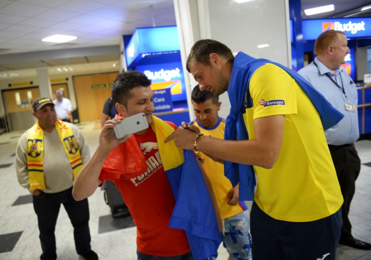 GALERIE FOTO Naţionala României a ajuns la Belfast cu 25 de minute întîrziere » Cum i-a fentat Iordănescu pe fani la aeroport