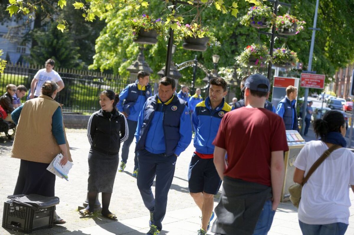 GALERIE FOTO Naționala României s-a relaxat într-un parc din Belfast » EXCLUSIV Fanii români au sărit la gîtul FRF: "Au dat biletele cum au vrut ei"