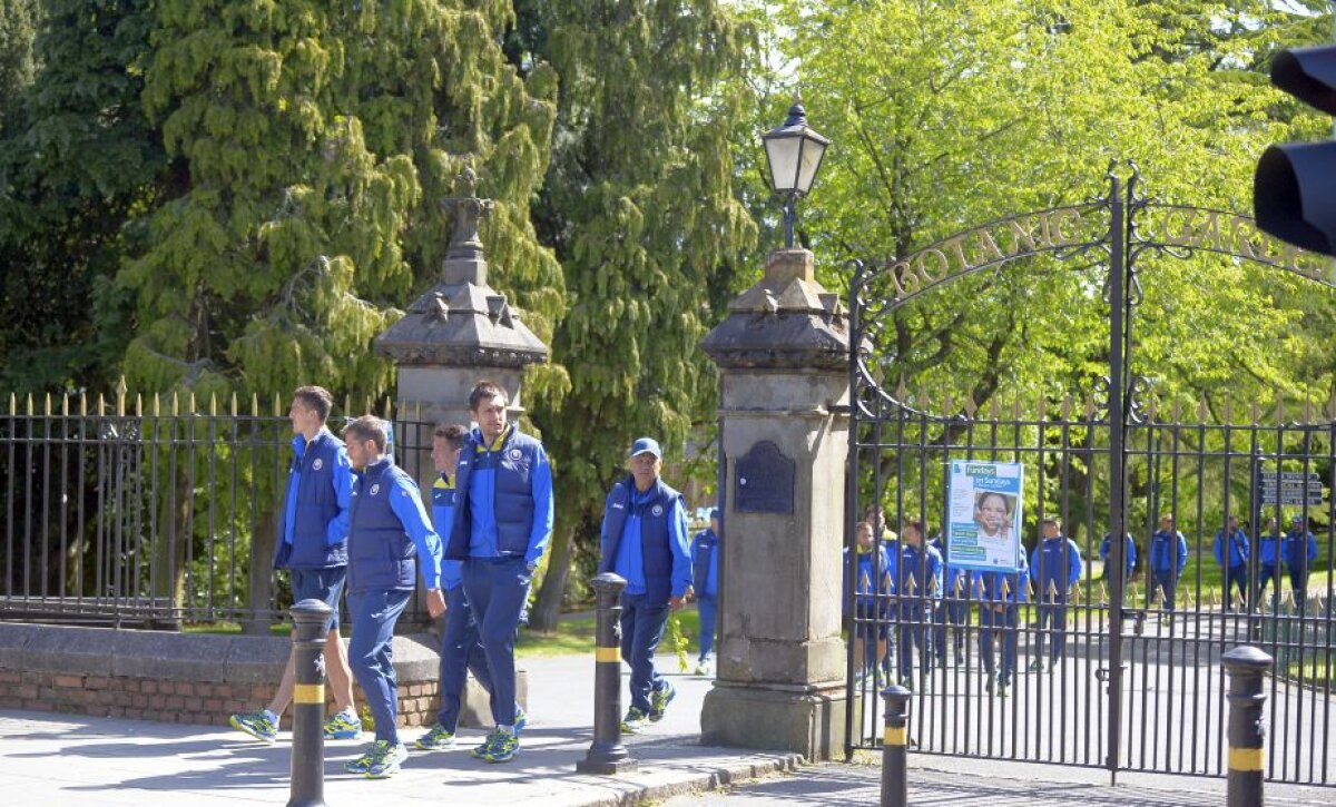 GALERIE FOTO Naționala României s-a relaxat într-un parc din Belfast » EXCLUSIV Fanii români au sărit la gîtul FRF: "Au dat biletele cum au vrut ei"