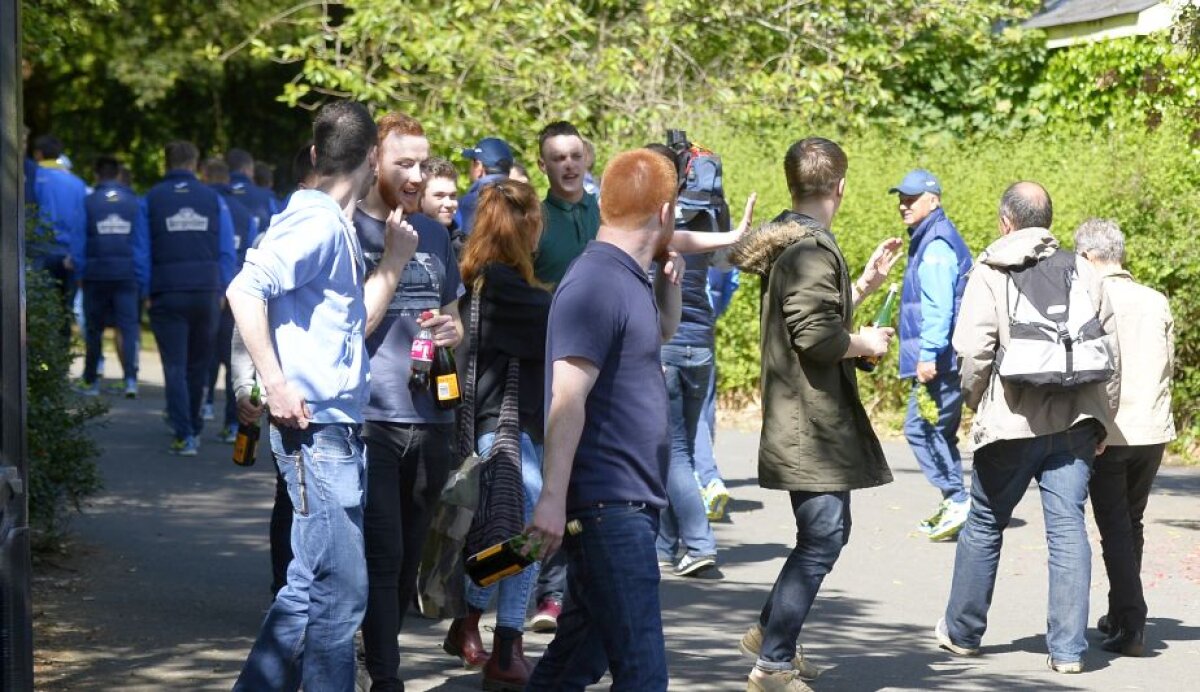 GALERIE FOTO Naționala României s-a relaxat într-un parc din Belfast » EXCLUSIV Fanii români au sărit la gîtul FRF: "Au dat biletele cum au vrut ei"