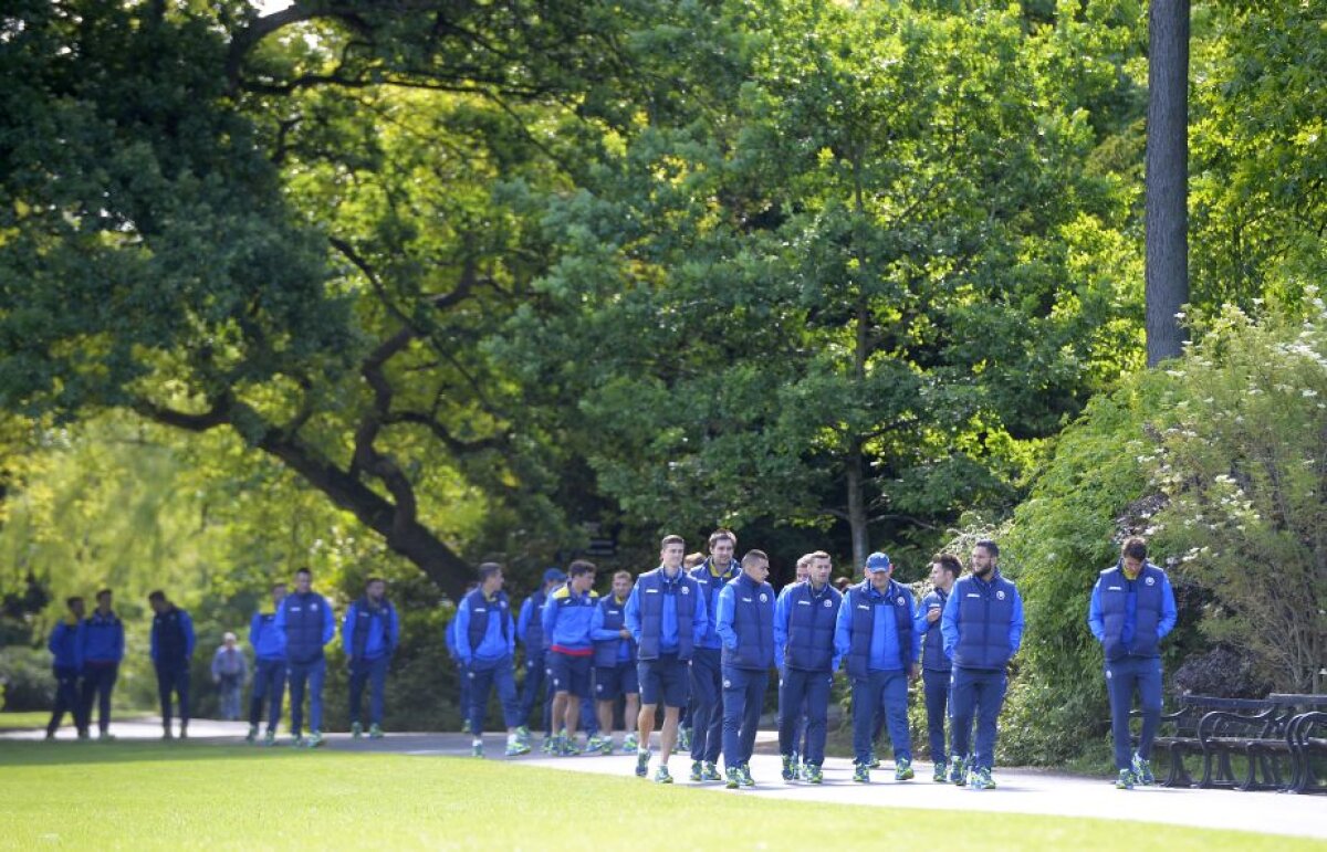 GALERIE FOTO Naționala României s-a relaxat într-un parc din Belfast » EXCLUSIV Fanii români au sărit la gîtul FRF: "Au dat biletele cum au vrut ei"