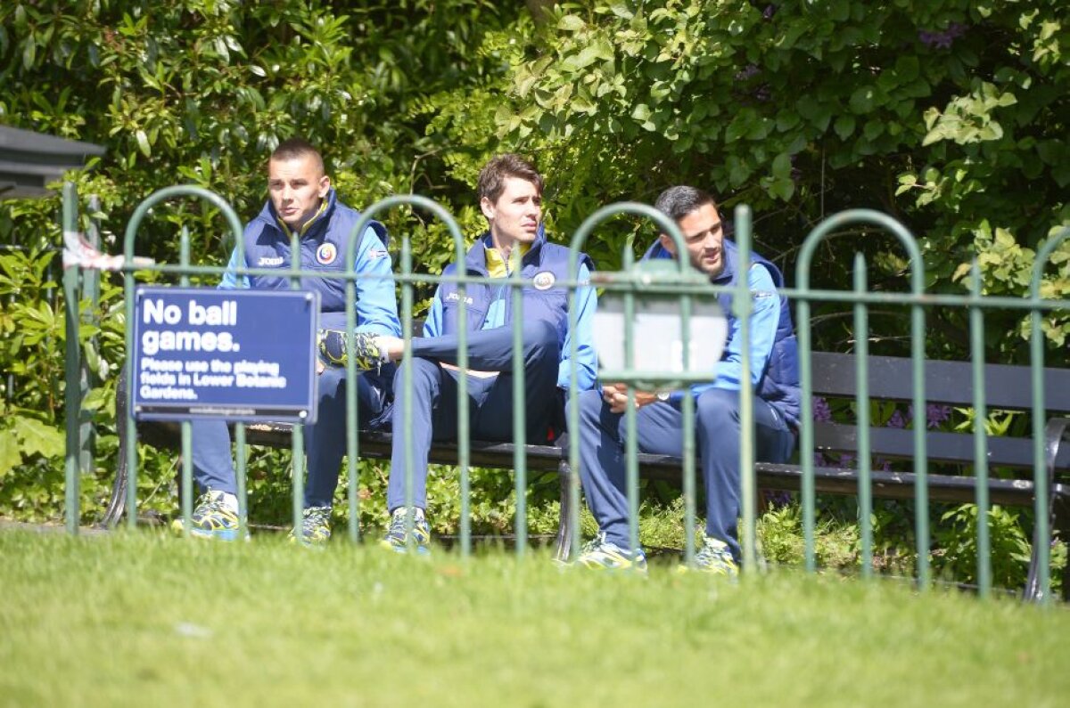 GALERIE FOTO Naționala României s-a relaxat într-un parc din Belfast » EXCLUSIV Fanii români au sărit la gîtul FRF: "Au dat biletele cum au vrut ei"