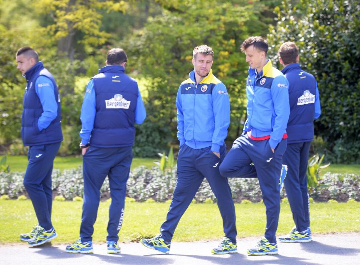 GALERIE FOTO Naționala României s-a relaxat într-un parc din Belfast » EXCLUSIV Fanii români au sărit la gîtul FRF: "Au dat biletele cum au vrut ei"