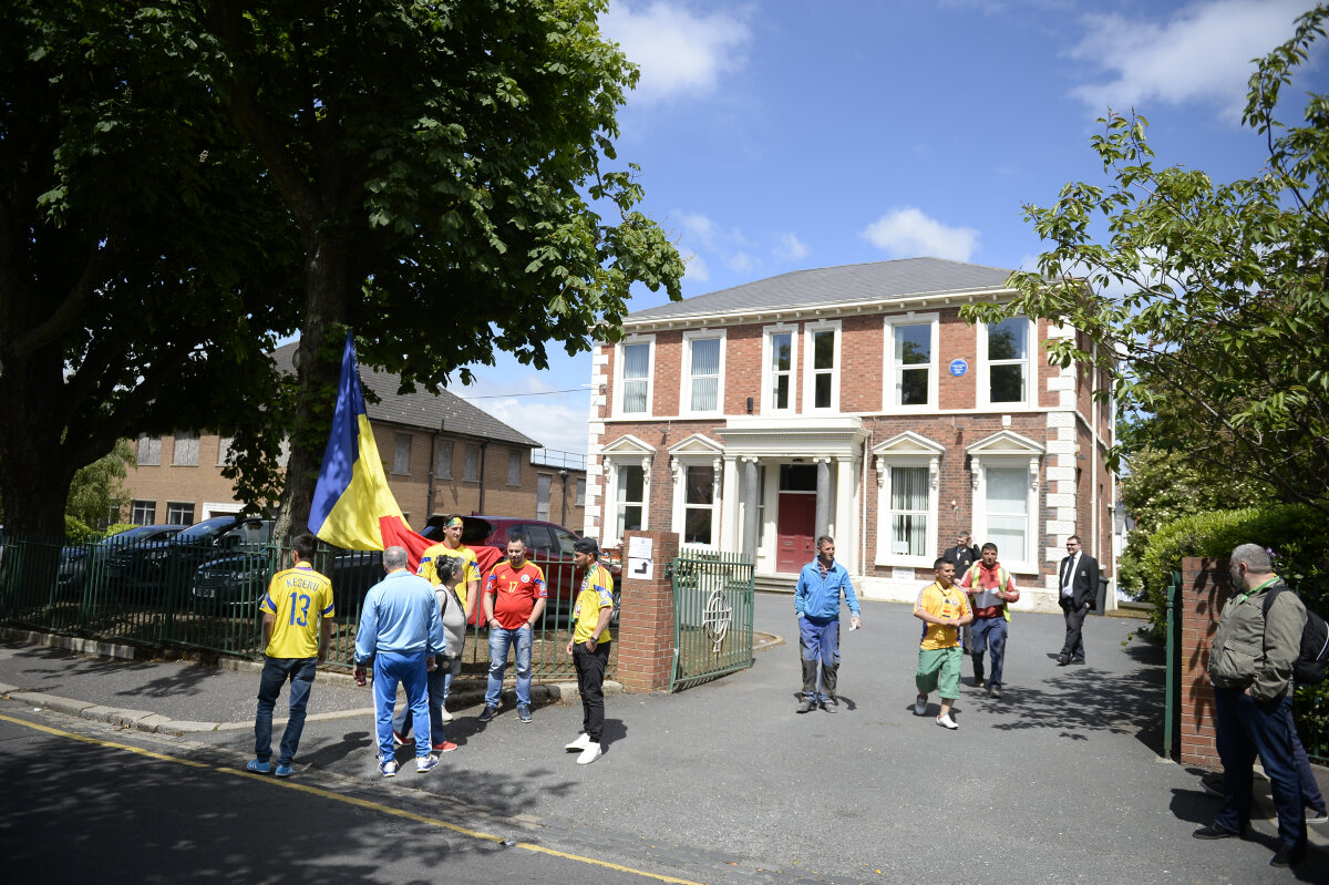 GALERIE FOTO Naționala României s-a relaxat într-un parc din Belfast » EXCLUSIV Fanii români au sărit la gîtul FRF: "Au dat biletele cum au vrut ei"