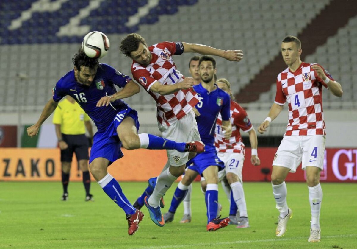 VIDEO Pustiu în tribune, svastică pe gazon! Derbyul Croația - Italia sabotat iar de ultrași. Și arbitrii au contribuit la haos