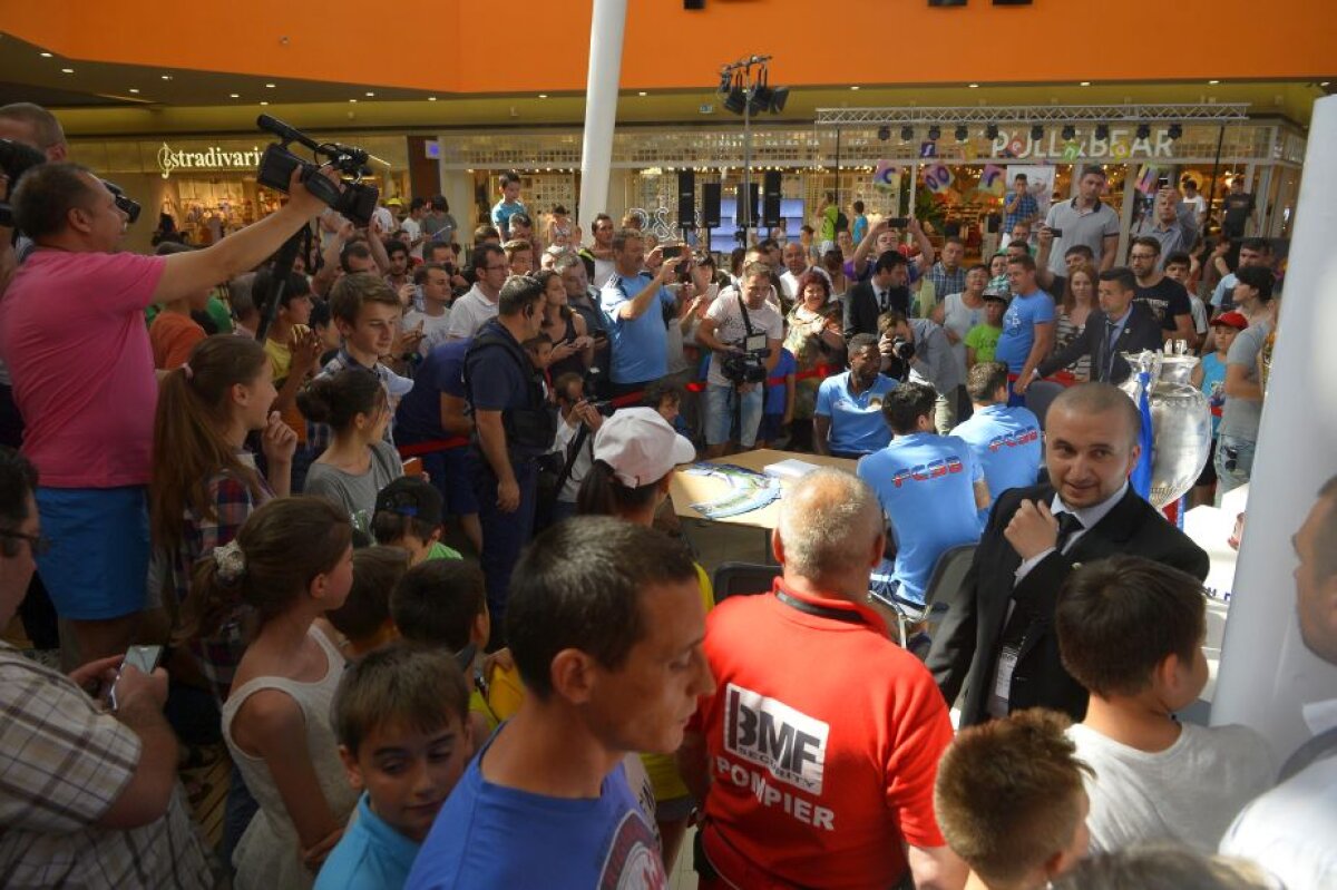 GALERIE FOTO Steliştii şi-au prezentat trofeele la Braşov » Sute de fani i-au luat cu asalt pe Tănase şi compania