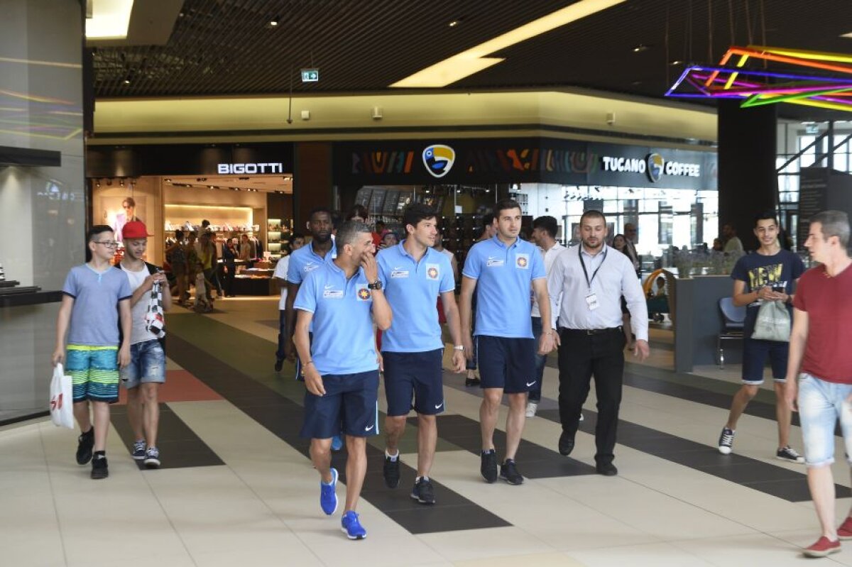 GALERIE FOTO Steliştii şi-au prezentat trofeele la Braşov » Sute de fani i-au luat cu asalt pe Tănase şi compania