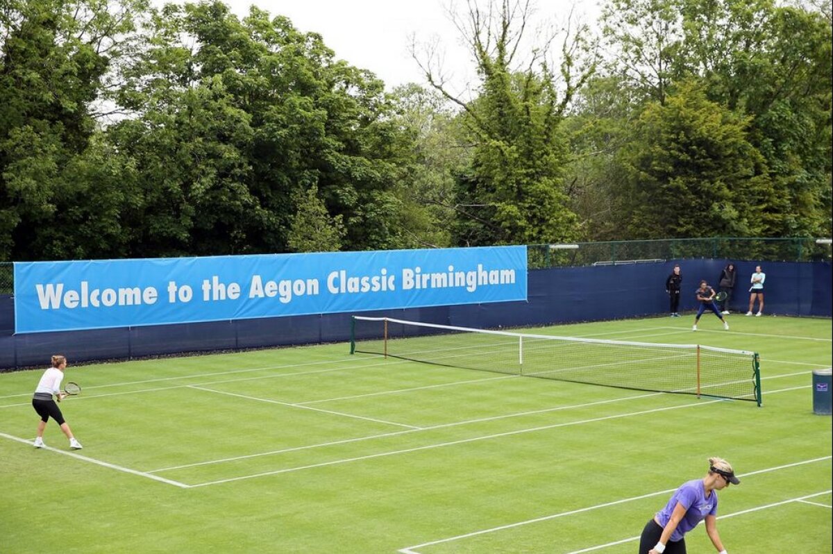 Halep se antrenează din greu pentru turneul de iarbă de la Birmingham. S-a pregătit cu o altă jucătoare de top, alături de care va face pereche la dublu