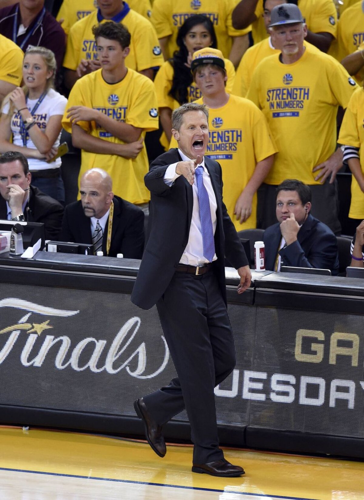 Anul războinicilor » Golden State Warrios a cucerit primul titlu NBA după 40 de ani