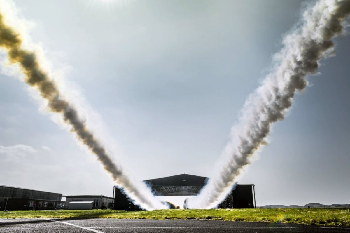 FOTO&VIDEO Zbor nebun de record mondial » Doi piloţi britanici au zburat în formaţie prin interiorul unui hangar!