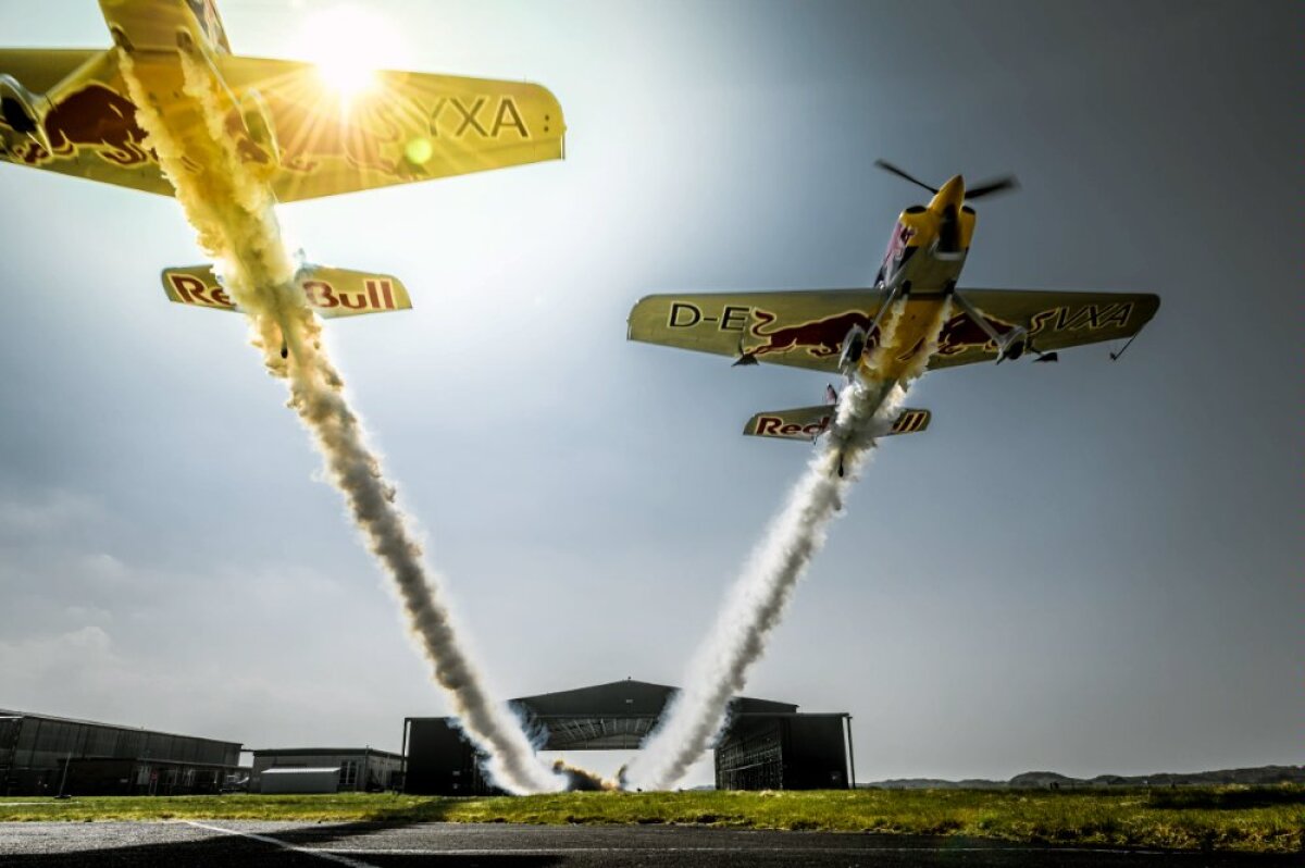 FOTO&VIDEO Zbor nebun de record mondial » Doi piloţi britanici au zburat în formaţie prin interiorul unui hangar!